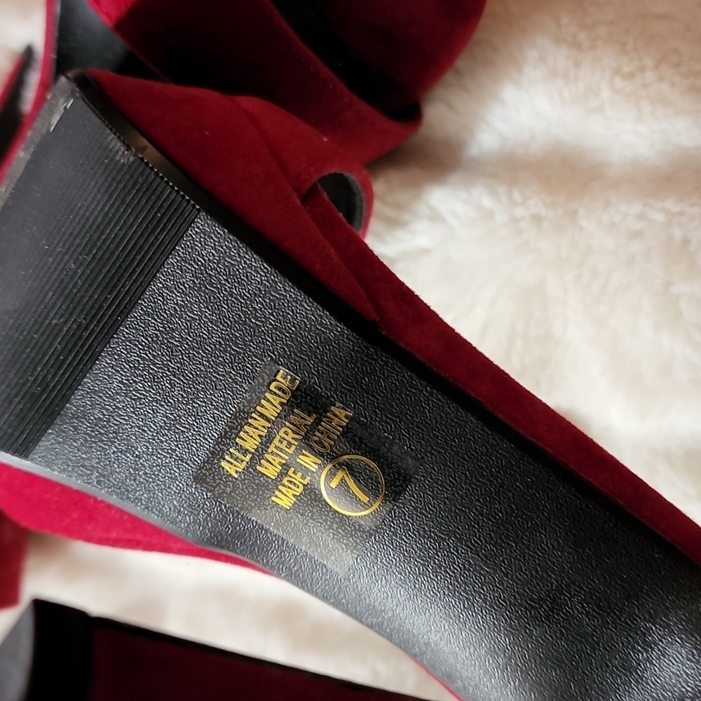 Red stiletto heel. Ladies in red always have more fun! - Picture 3 of 6